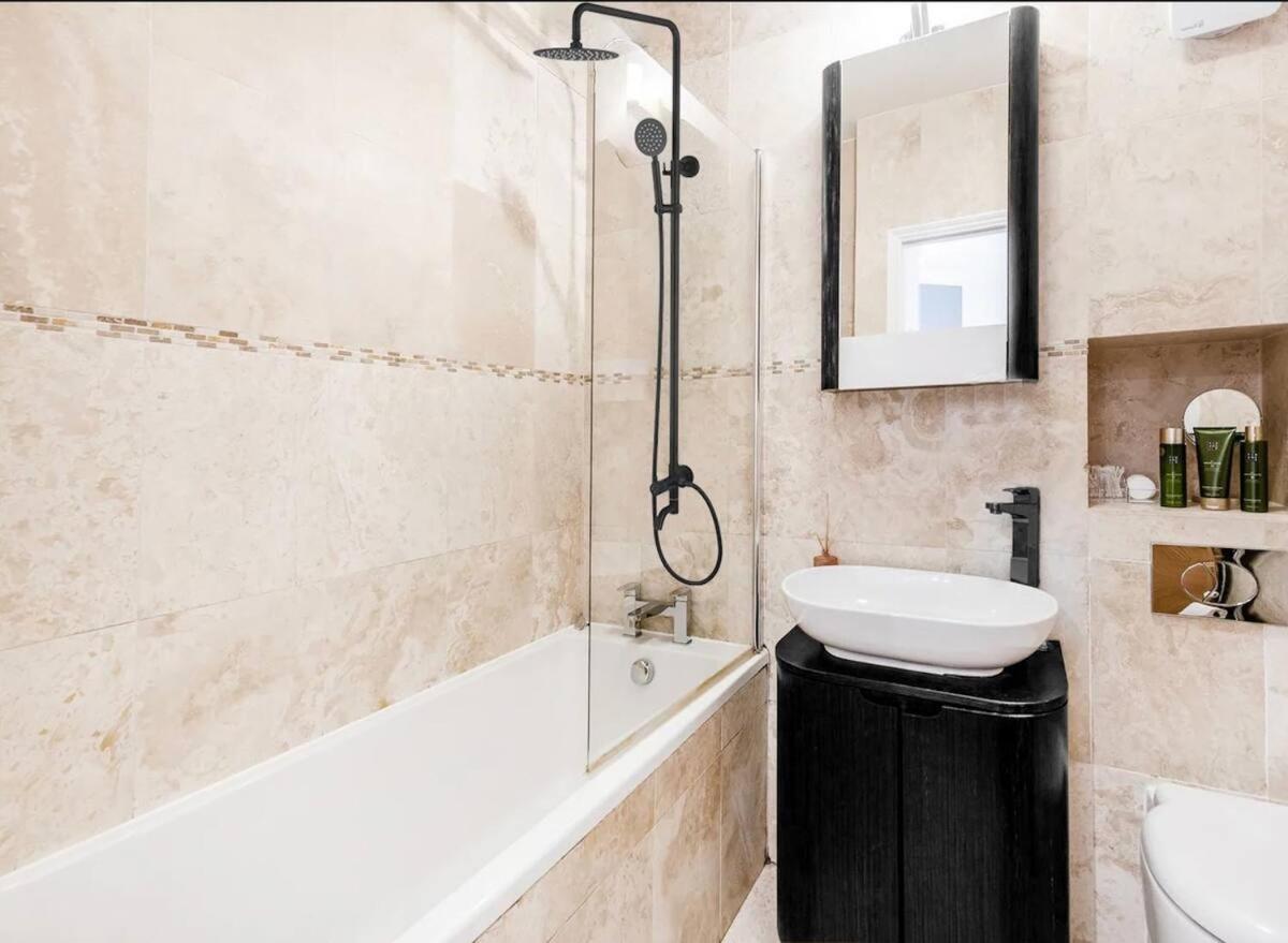 דירות לונדון Awesome Leicester Sq! Fashion Flat For Theatre Families And Happy Friends מראה חיצוני תמונה